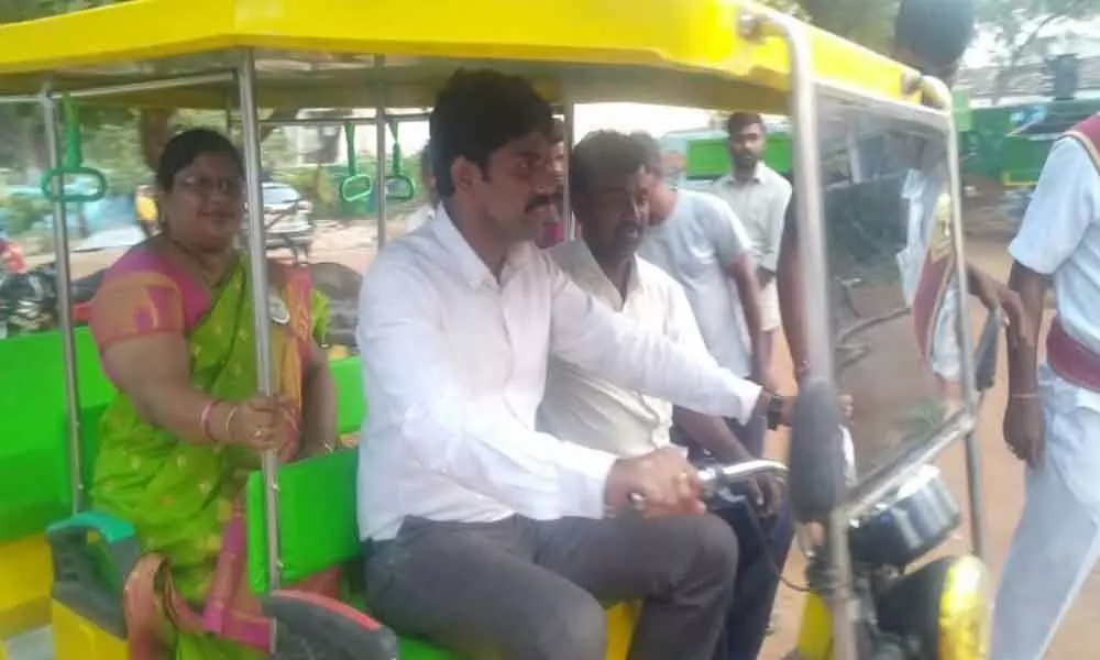 Mulugu: Electric vehicles for elderly at Medaram Jatara