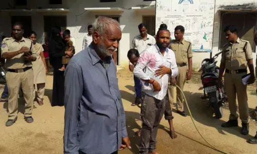 Nizamabad: Self-immolation attempt by Pentakurd farmers