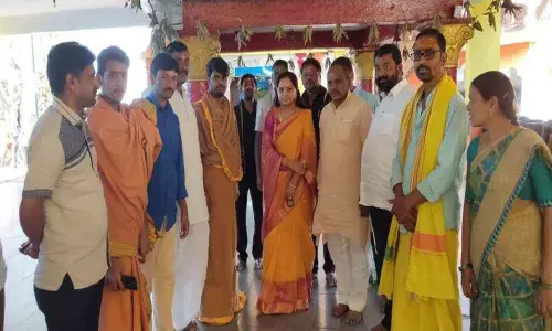 Kavitha prays at Yellakonda temple