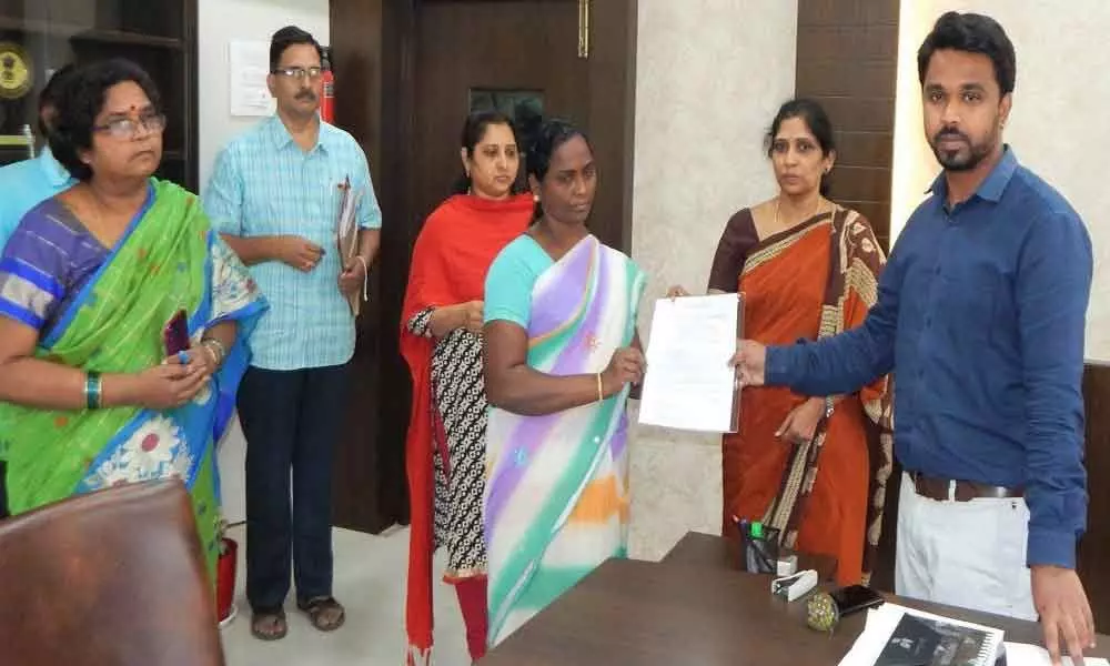 Vijayawada: Commissioner Prasanna Venkatesh hands over Karunya letters to kin of deceased staff