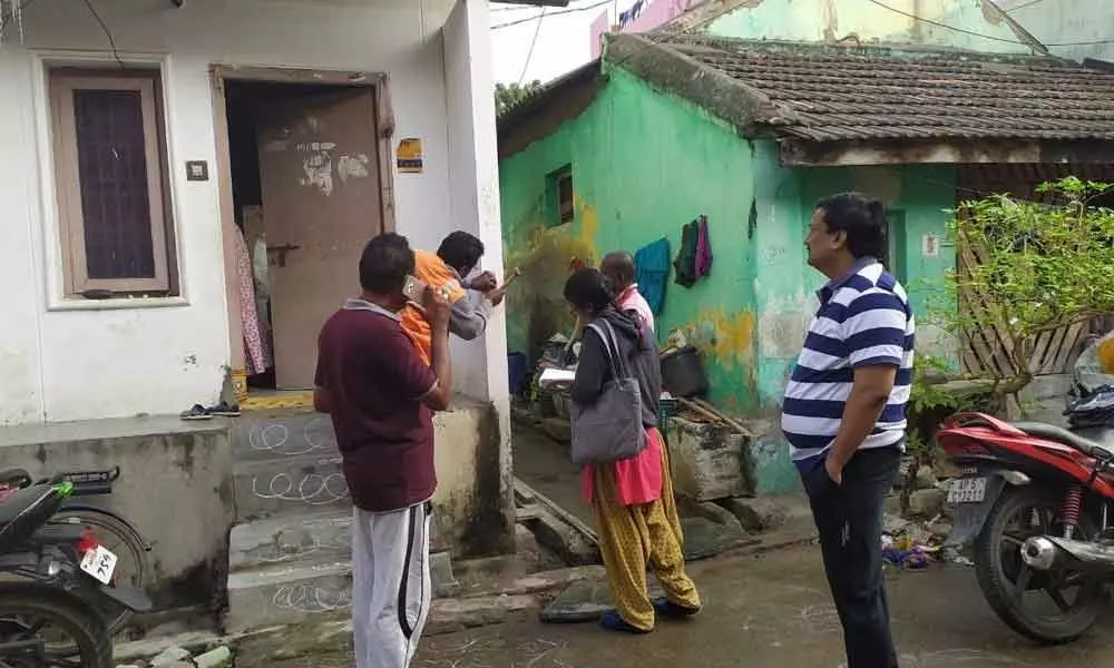 Kakinada: Addl Commissioner Ch Naga Narasimha Rao  inspects sanitation