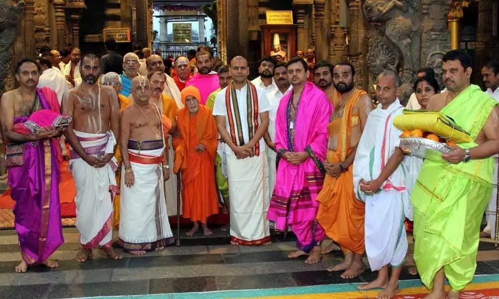 Pejawara seer offers prayers at Tirumala temple