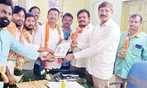 BJP Yuva Morcha stages protest for fee reimbursement, scholarshipsin Guntur