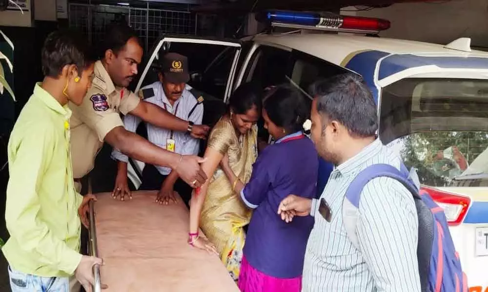 Kukatpally: Traffic police gesture to pregnant woman