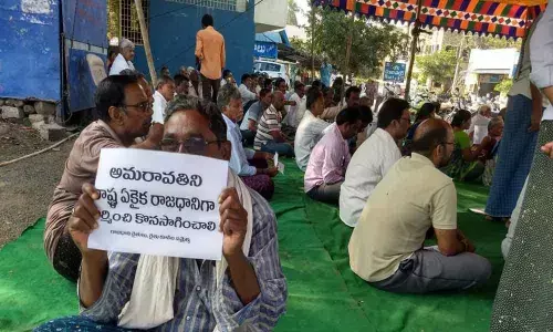 Hours after CM Jagans decision, farmers of Amaravati stage protests against three capitals to state