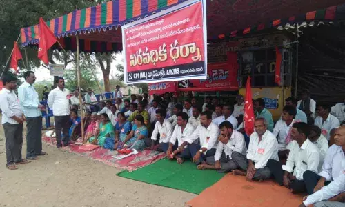 Khammam: CPI(ML) stages dharna for passbooks for farmers, 2BHKs
