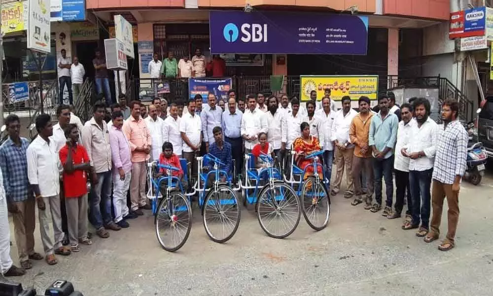Guntur: YSRCP distributes tricycles ahead of Jagans birthday