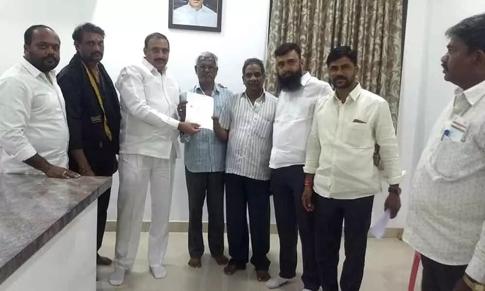 Serilingampally: Arekapudi Gandhi hands over CMRF cheques