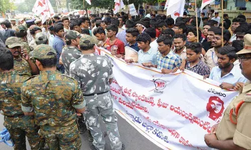 SFI activists stage dharna at Collectorate in Guntur