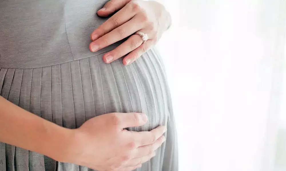 Night binge during pregnancy linked to weight gain