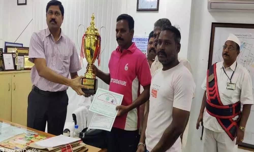 Kakinada: KMC employee bags prize in badminton
