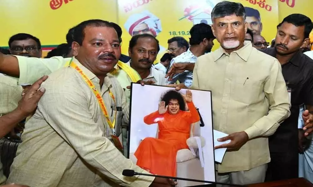 Chandrababu Naidu flays Jagan for taking U-turn on capital