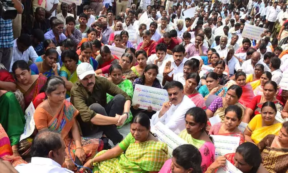Vijayawada: Jana Sena extends support to agitating farmers