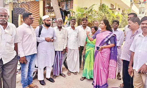 Corporator Alakunta Saraswathi takes out padayatra in Manikeshwar Nagar