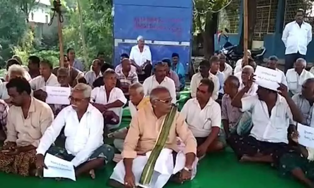 Capital region farmers continues protest in Amaravati