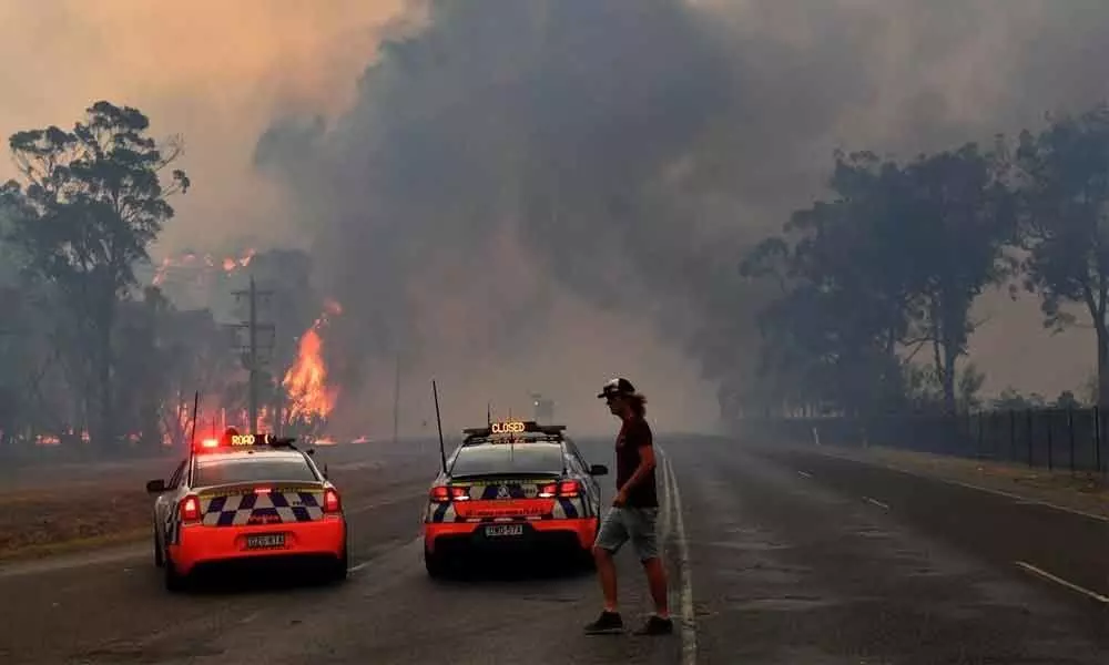 Australias bushfires circle Sydney as temperatures soar