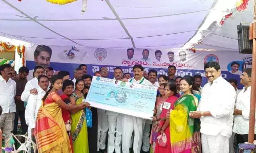 YSR Nethanna Nestham cheques given to weavers: MLA R Siva Prasad Reddy