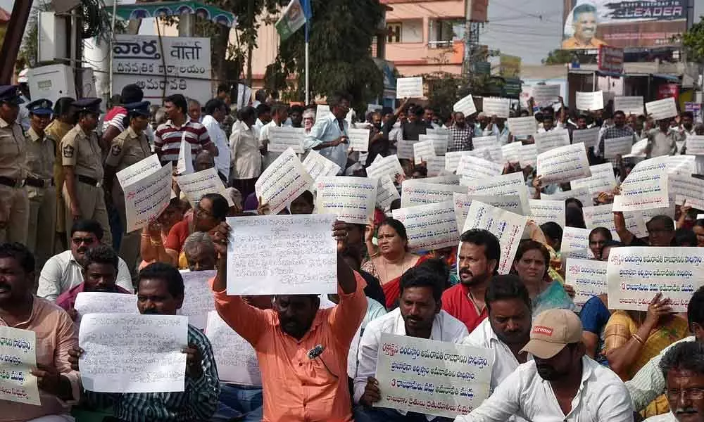 Farmers protest against three capitals continue in Krishnayapalem, security tightened at CM camp office in Tadepalli