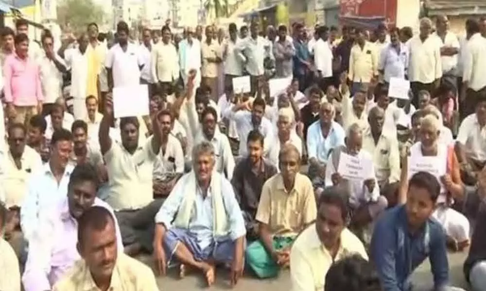 One State - One Capital that is AP -Amaravati: Farmers raise slogans