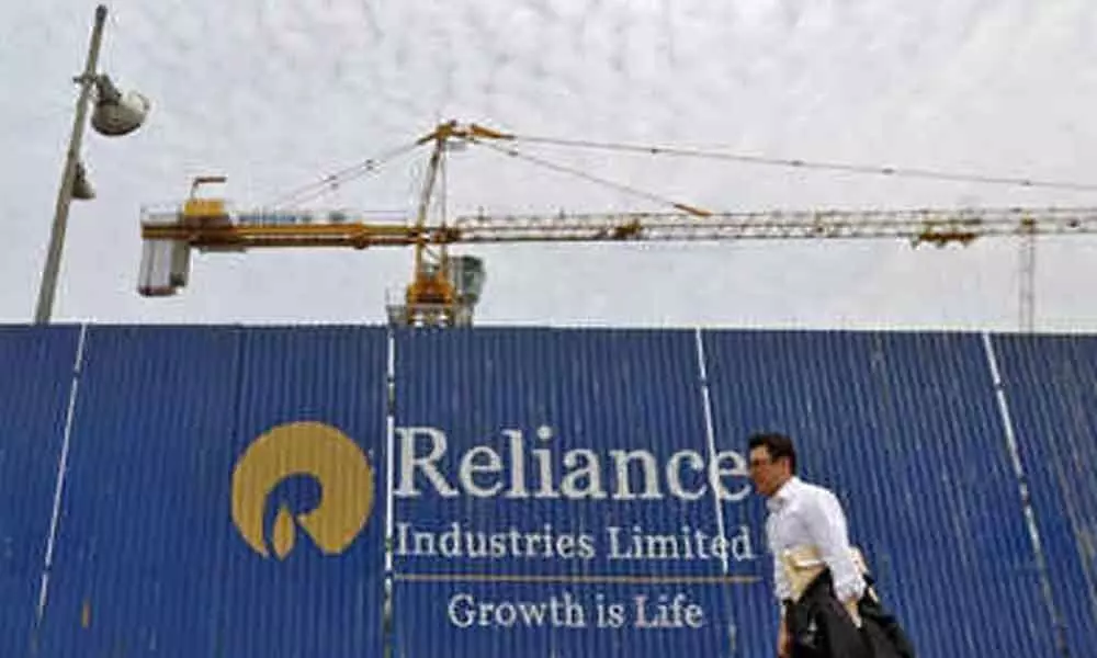 RIL shares fall 2%, m-cap by Rs 17,990 crore