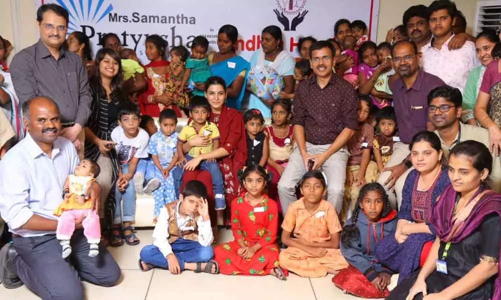 Vijayawada: Samantha pats doctors at Andhra Hospitals