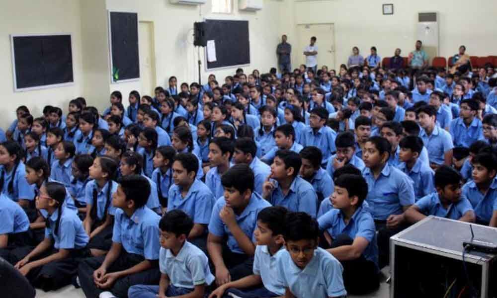 New Delhi: School boys take pledge to respect women