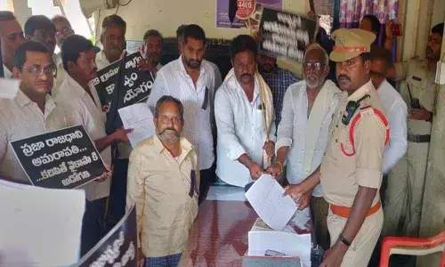 YSRCP MLA RK Ramakrishna Reddy absconds after announcement of 3 capitals: Farmers