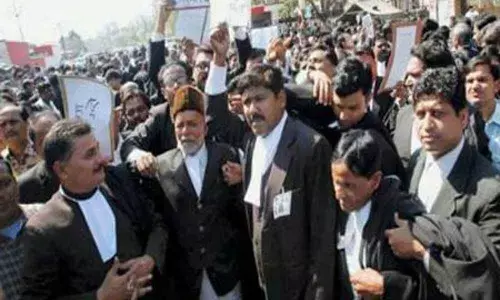Advocates JAC protests in Vijayawada against High Court shifting to Kurnool