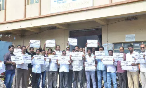 Khammam: Hired bus owners urge RTC to clear pending dues