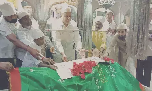 Hindu devout presents 18 kg silver to dargah