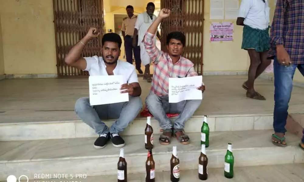 Nagarkurnool: Youngsters stage protest seeking the removal of wine shop near the school