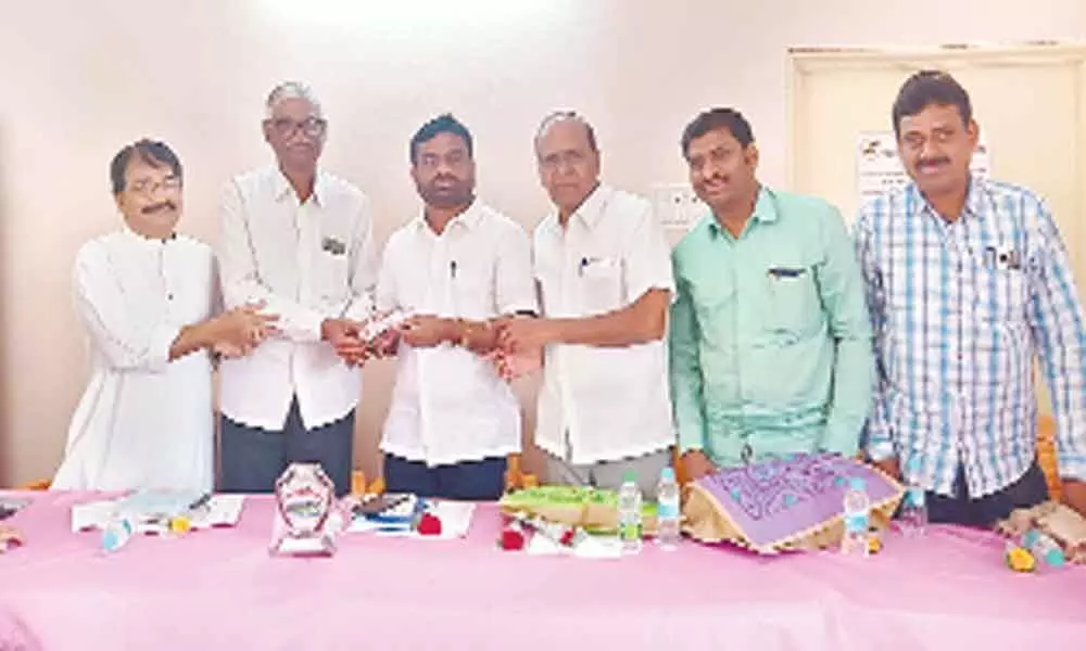 Senior citizens body celebrates first anniversary at Krishna Nagar committee hall