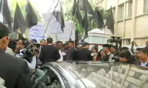 Jadavpur University students show black flags to Bengal Governor for second time