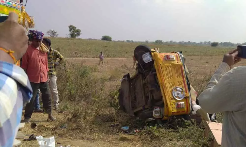 Lorry rams into auto, kills 4 of a family in Jadcherla