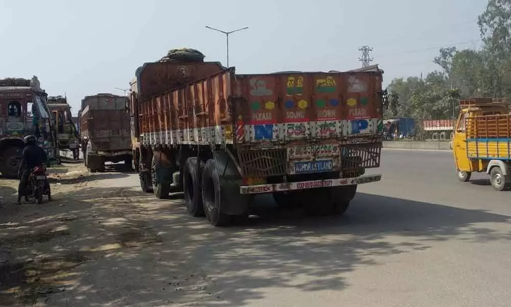 Illegally parked lorries causing traffic snarls