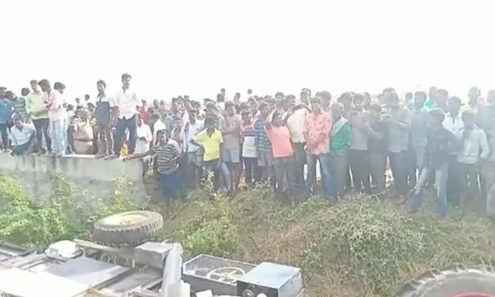 Woman dies as tractor overturns in Krishna district