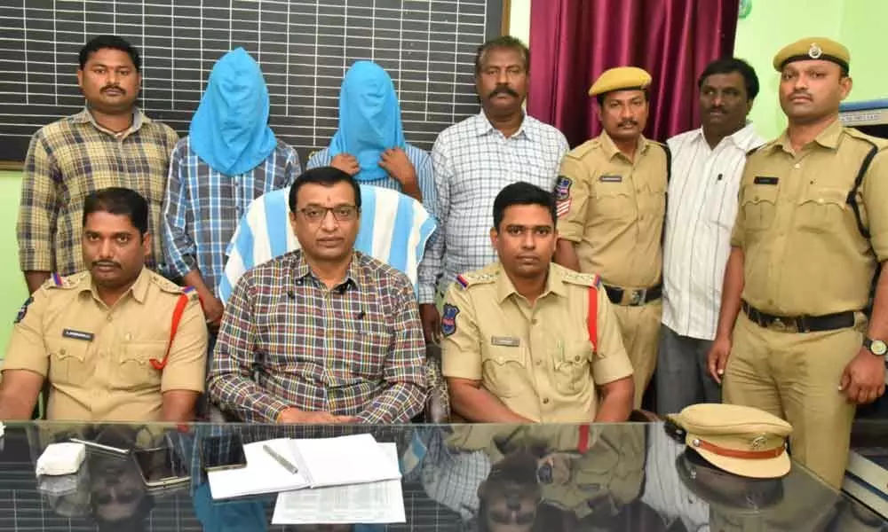 Warangal: Battery thieves held by CCS and Hanamkonda Police