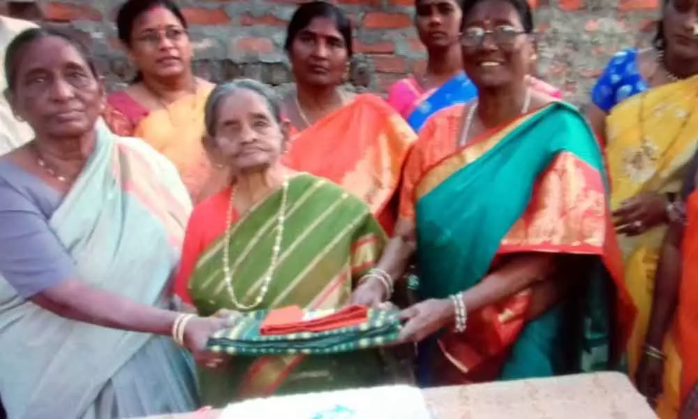 Suryapet: Five generations celebrate old womans 100th birthday