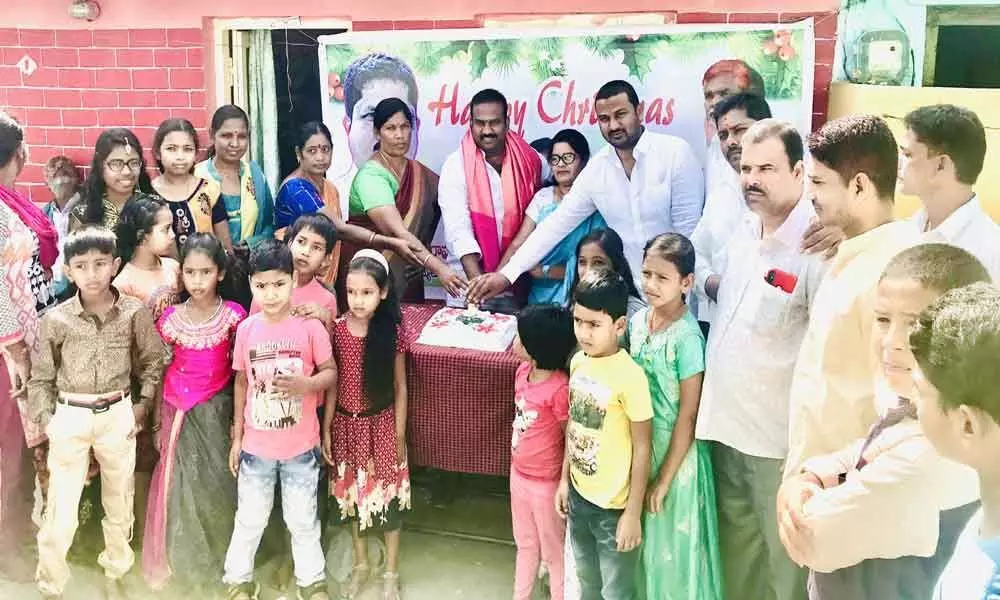 Hyderabad: Corporator Pandala Satish Goud celebrates Christmas in Indragandhipuram Church