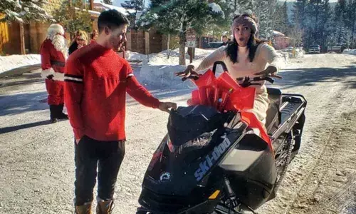 Priyanka Chopra and Nick Jonas are two happy souls in this adorable Christmas picture