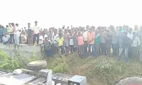 Woman dies as tractor overturns in Krishna district