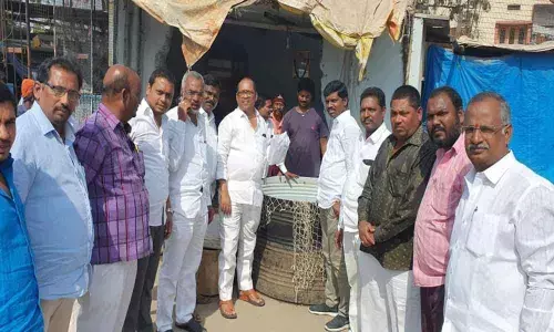 Hyderabad: Allwyn Colony Corporator Dodla Venkatesh Goud leads drive against plastic use