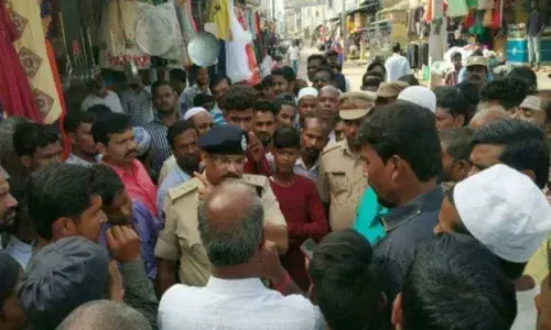 Tandur: Venders demand removal of barricades at shops