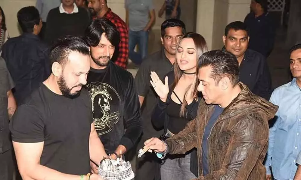 Birthday Special: Salman Khan Celebrates His Birthday With His Dabangg 3 Co-Stars