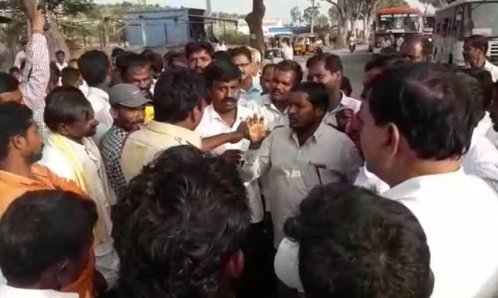 Narayanpet: Red gram farmers stage protest against Markfed norms