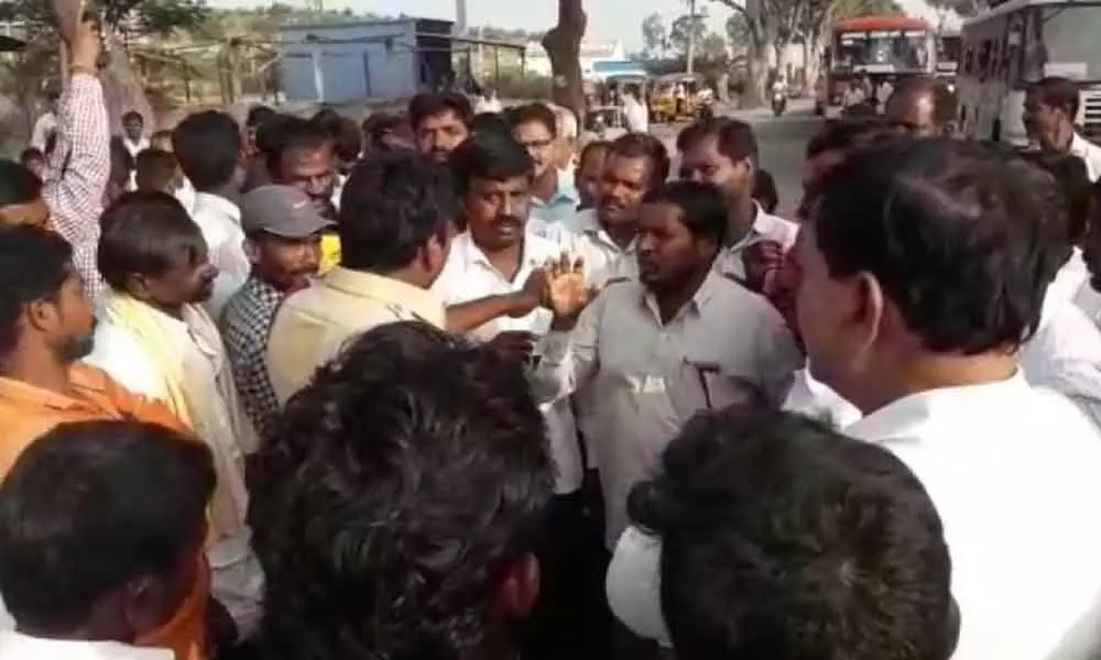 Narayanpet: Red gram farmers stage protest against Markfed norms