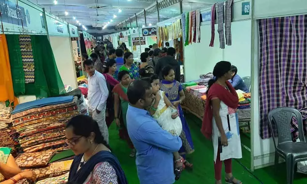 SARAS-DWCRA Bazaar draws huge crowds in Visakhapatnam