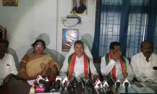 YS Jagan Mohan Reddy creating regional differences, alleges Tulasi Reddy category