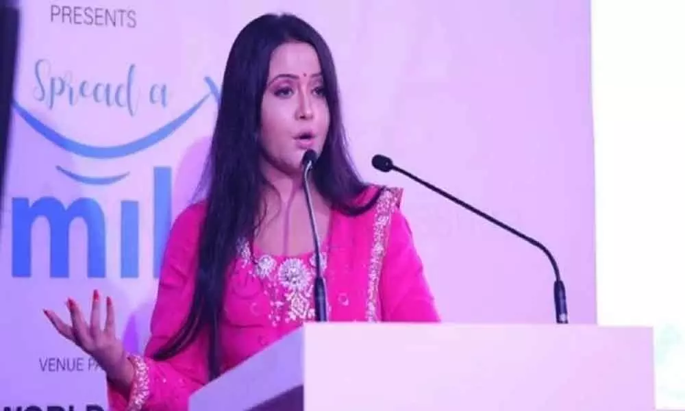 Having bad leader, not Maharashtras fault, staying with one is, says Amruta Fadnavis