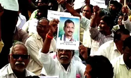 Capital War: One injures after a Police Vehicle runs into farmers in Amaravati